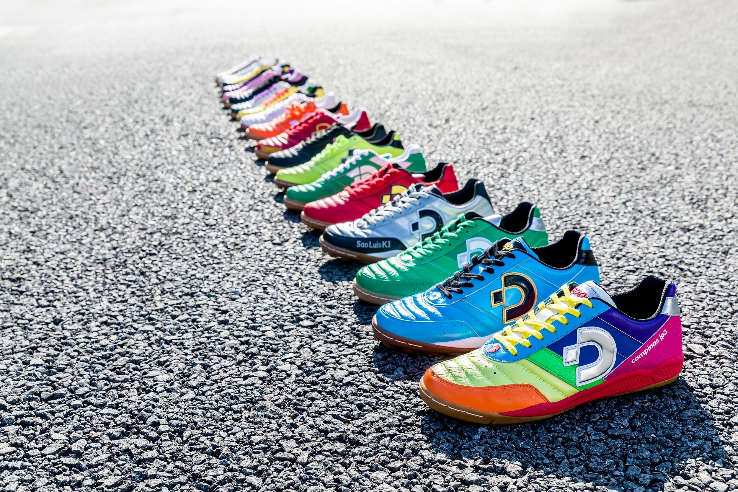 Desporte futsal and turf shoes in various colors since 2003