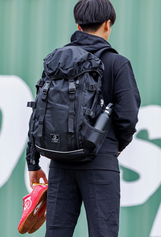 Desporte black backpack and red futsal shoes