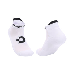 黒のロゴが入ったDesporteホワイトアンクルソックス
